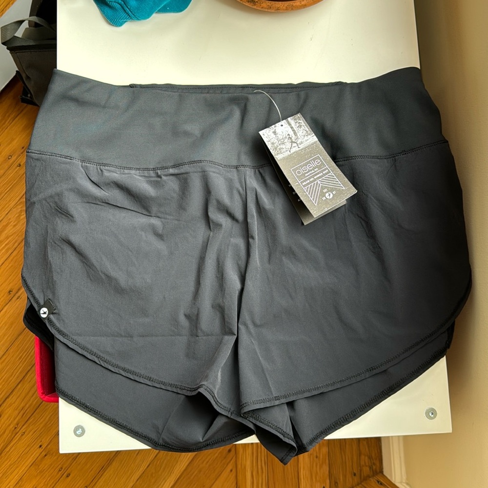 Oiselle Featherweight Split Shorts, BNWT size 6